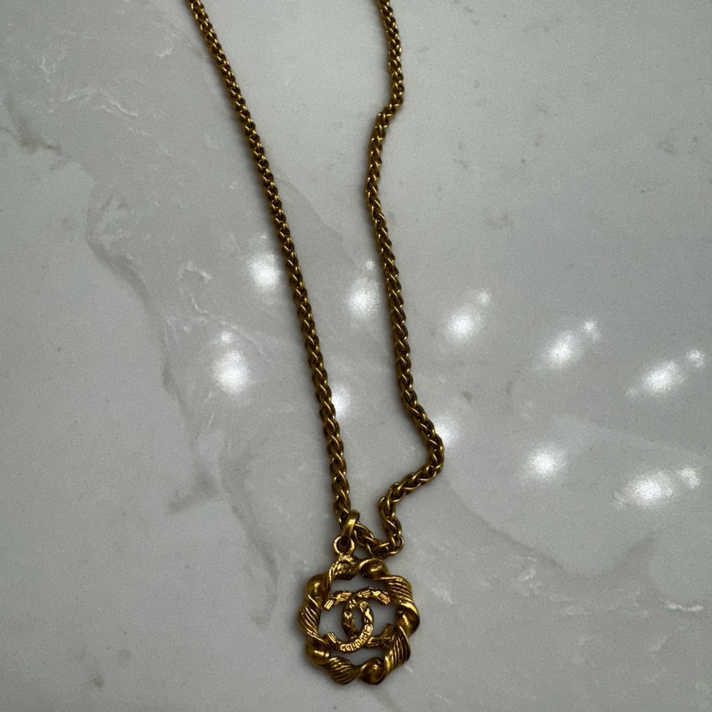 CHANEL Gold Twisted Pendant Necklace - Picture 4 of 11